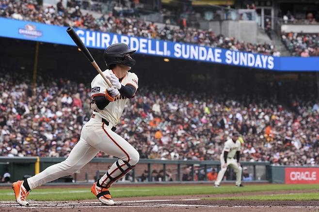 <yonhap photo-2359=""> San Francisco Giants' Jung Hoo Lee watches his single during the first inning of a baseball game against the Texas Rangers, Sunday, April 27, 2025, in San Francisco. (AP Photo/Godofredo A. V?squez)/2025-04-28 05:57:03/ <저작권자 ⓒ 1980-2025 ㈜연합뉴스. 무단 전재 재배포 금지, AI 학습 및 활용 금지></yonhap>