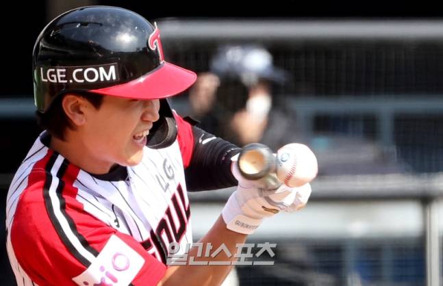 번트는 선수에게 부담이 큰 작전이다. 선수의 실행력, 희생이 필요한 상황을 고려하지만 반응은 제각각이다. 사진은 LG 구본혁 선수의 번트 장면. 일간스포츠 김민규 기자