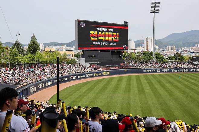 27일 광주 LG전이 매진된 광주 기아챔피언스필드 전경. KIA 제공