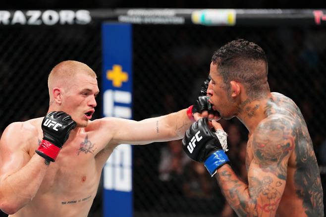 이안 마샤두 개리(왼쪽)와 카를로스 프라치스. 사진=UFC