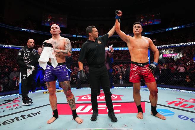 장밍양(오른쪽)이 앤서니 스미스를 꺾었다. 사진=UFC
