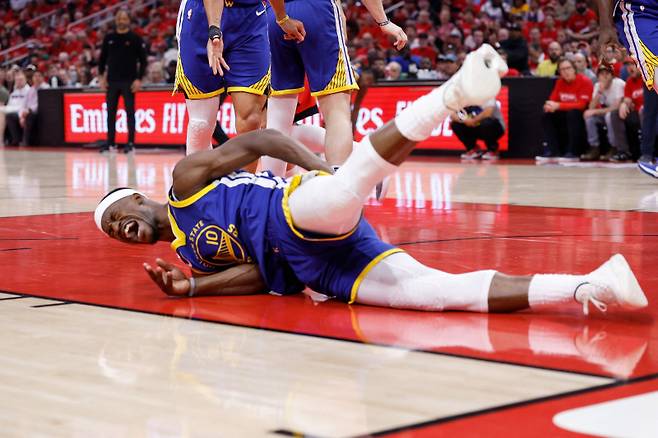 <yonhap photo-4741=""> HOUSTON, TEXAS - APRIL 23: Jimmy Butler III #10 of the Golden State Warriors goes to the floor after being fouled by Amen Thompson #1 of the Houston Rockets in the first half in Game Two of the Western Conference First Round NBA Playoffs at Toyota Center on April 23, 2025 in Houston, Texas. NOTE TO USER: User expressly acknowledges and agrees that, by downloading and or using this photograph, User is consenting to the terms and conditions of the Getty Images License Agreement. Tim Warner/Getty Images/AFP (Photo by Tim Warner / GETTY IMAGES NORTH AMERICA / Getty Images via AFP)/2025-04-24 12:17:06/ <저작권자 ⓒ 1980-2025 ㈜연합뉴스. 무단 전재 재배포 금지, AI 학습 및 활용 금지></yonhap>