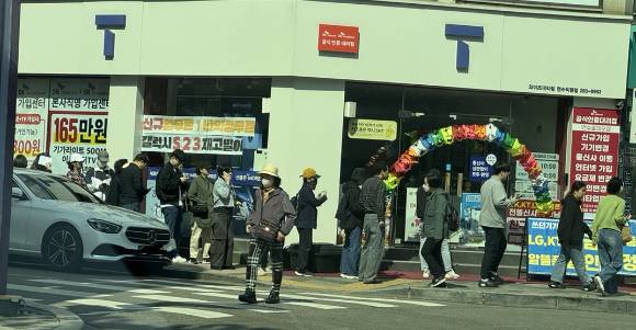 8일 오전 9시30분께 인천광역시 연수구의 한 SK텔레콤 공식 인증 대리점 앞에 유심을 교체하기 위해 줄을 선 대기 행렬이 매장 밖까지 길에 이어져 있다. [사진=조정훈기자]