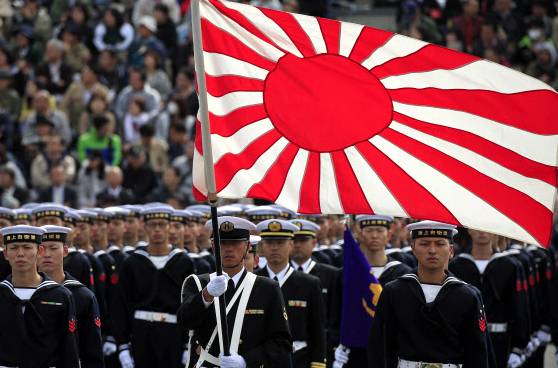 지난 2018년 10월 자위대가 욱일기를 들고 아베 신조 총리의 사열을 받고 있다. [사진=연합뉴스]