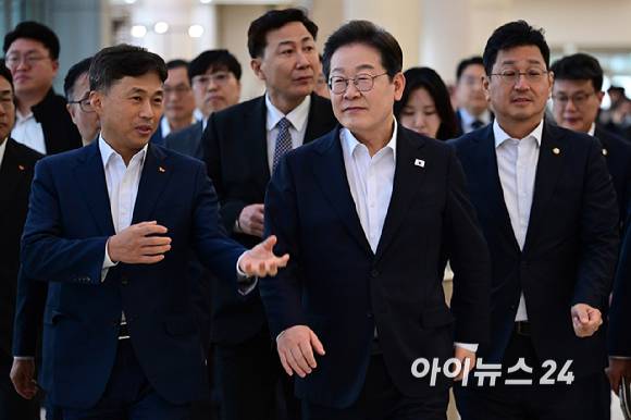 이재명 더불어민주당 대선 후보와 곽노정 SK하이닉스 대표이사 사장(왼쪽)이 28일 오후 경기도 이천시 SK하이닉스 이천캠퍼스에서 'K-반도체' AI메모리반도체 기업 간담회를 위해 만나 대화하며 걷고 있다. [사진=국회사진취재단]