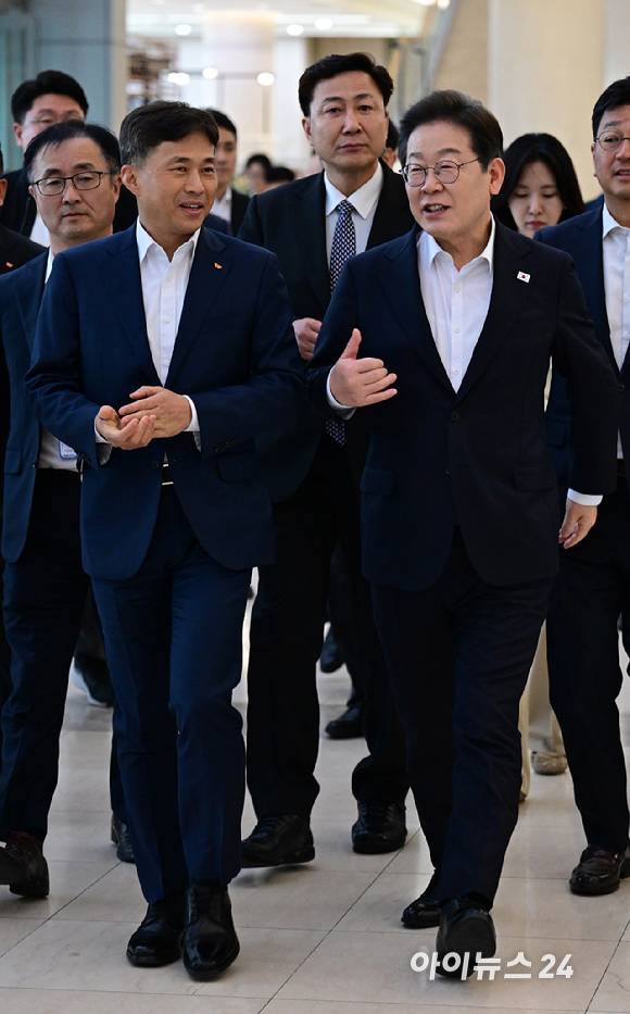 이재명 더불어민주당 대선 후보와 곽노정 SK하이닉스 대표이사 사장(왼쪽)이 28일 오후 경기도 이천시 SK하이닉스 이천캠퍼스에서 'K-반도체' AI메모리반도체 기업 간담회를 위해 만나 대화하며 걷고 있다. [사진=국회사진취재단]