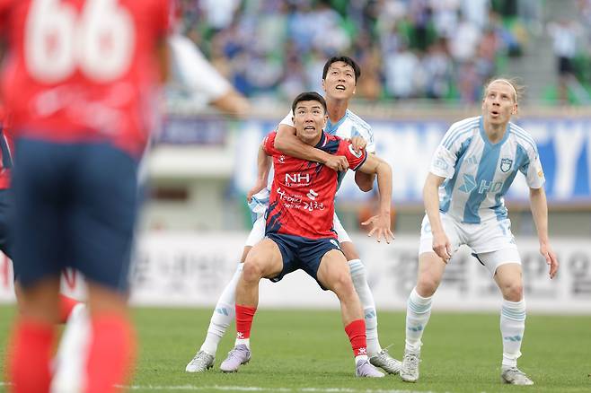 프로축구 김천 상공격수 유강현이 울산 김영권과 볼 경합을 펼치고 있다. [사진 프로축구연맹]