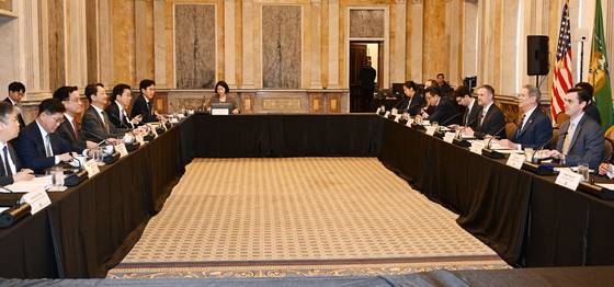 최상목 경제부총리 겸 기획재정부 장관과 안덕근 산업통상자원부 장관(왼쪽 첫째와 둘째)이 24일(현지시간) 미국 워성턴DC 재무부에서 열린 ‘한-미 2+2 통상협의(Trade Consultation)’에서 스콧 베센트 미국재무장관, 제이미슨 그리어 미국무역대표부(USTR) 대표와 회의를 하고 있다. [뉴시스]