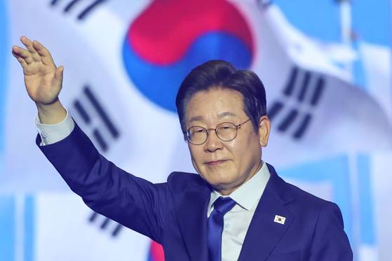 이재명 더불어민주당 제21대 대통령선거 후보가 27일 경기 고양시 킨텍스에서 최종 후보로 선출된 뒤 수락 연설에 앞서 인사하고 있다. 뉴스1