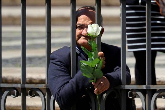 하얀장미를 들고 교황의 마지막길을 배웅하던 노숙자 출신의 할머니. 로이터=연합뉴스