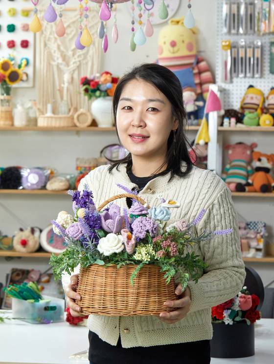 니트플라워는 직접 만들어 선물할 수 있는 데다 시들지 않고 평생 간직할 수 있다고 말한 꼼지아뜰리에 박수정 작가.