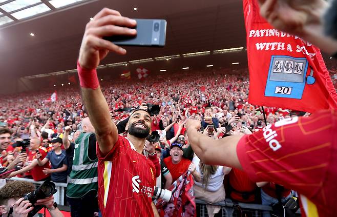 리버풀 우승에 앞장선 살라흐(가운데)가 휴대폰을 들고 관중들과 셀카를 찍고 있다. [EPA=연합뉴스]