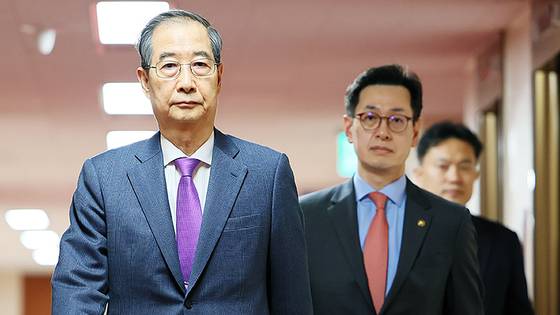 한덕수 대통령 권한대행 국무총리가 지난 22일 서울 종로구 정부서울청사에서 열린 국무회의에 참석하고 있는 모습. 한 대행은 이번주 중 대선 출마를 선언할 것으로 보인다. 사진 국무총리실