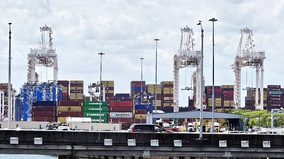 25일(현지시간) 미국 메릴랜드주 볼티모어항에 먹구름이 낀 가운데 수입 물품을 실은 대형 컨테이너들이 적재돼 있다. 볼티모어=김형구 특파원