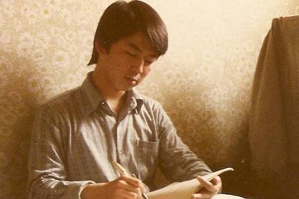 서울 신림동 하숙집에서 공부하고 있는 서울대 의대생 때의 안철수. 낮에는 사람 고치는 공부, 밤에는 컴퓨터 고치는 공부를 하던 시절이다. 사진 안철수 의원실