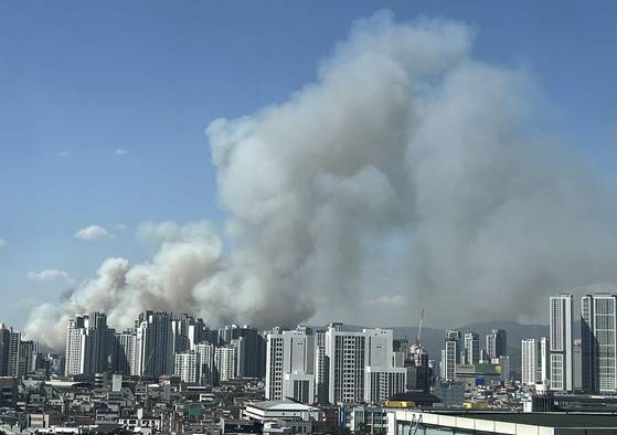 28일 오후 2시 1분쯤 대구 북구 노곡동 함지산에서 불이 나 연기가 바람을 타고 도심으로 번지고 있다. 뉴스1