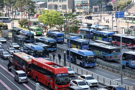 서울 버스 노사는 임금·단체협상(임단협) 노사 협상을 29일까지 타결되지 않으면 30일 첫차부터 쟁의행위에 돌입할 전망이다. [연합뉴스]