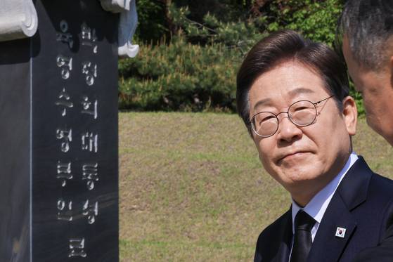 이재명 더불어민주당 대선 후보가 28일 서울 동작구 현충원 박정희 전 대통령 묘소를 참배하고 있다. 임현동 기자