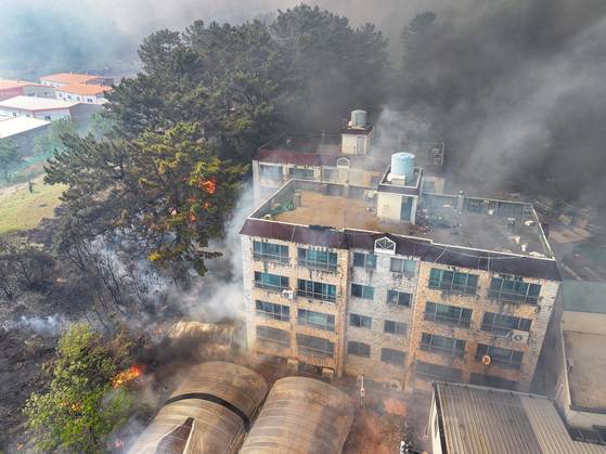 28일 오후 2시 1분께 대구 북구 노곡동 함지산에서 발생한 산불이 인근인 조야동 민가까지 확산하고 있다. 연합뉴스