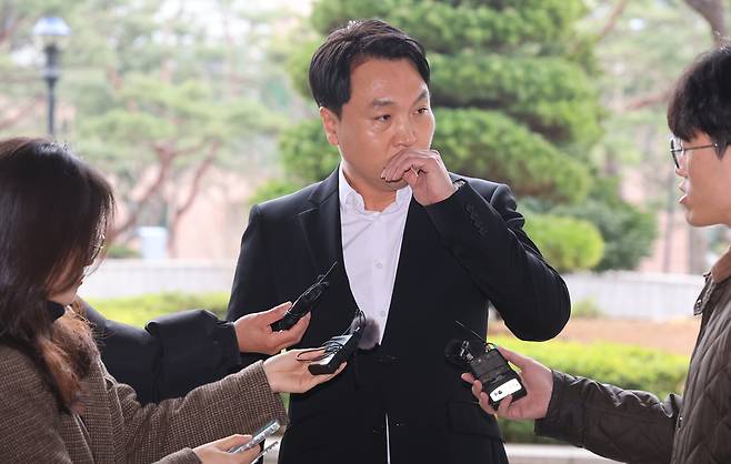 지난해 3월 '윤석열 전 대통령 명예훼손' 사건 조사를 위해 서울시 서초구 서울중앙지검에 출석한 봉지욱 뉴스타파 기자. /뉴시스​​