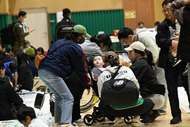 ▲ 지난 26일 인제 상남면 하남리 인근에서 산불이 발생해 주민들이 기린실내체육관에 대피해 있다.  김정호