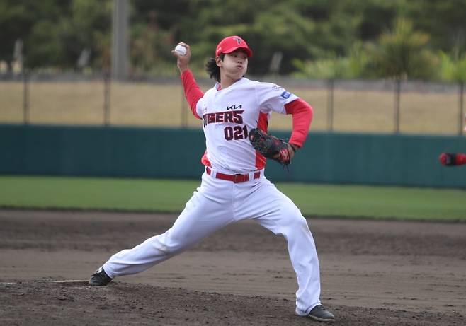 ▲KIA 타이거즈 홍원빈이 지난 2월 구단 연습경기에서 피칭하고 있는 모습 [KIA 타이거즈]