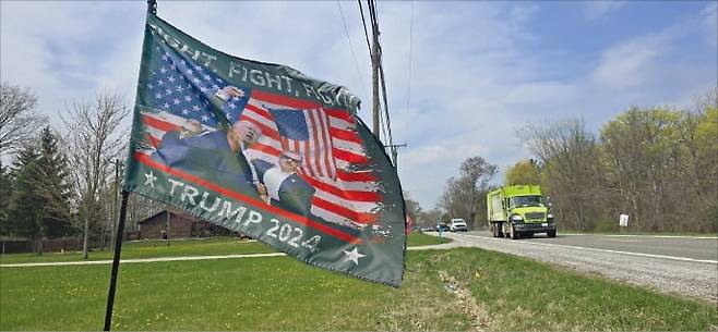 < 싸워라! 트럼프! > 지난 25일 미국 미시간주 매콤 카운티의 한 도로변에 작년 미국 대선 당시 사용된 도널드 트럼프 지지자의 깃발이 꽂혀 있다. ﻿  매콤(미시간)=이상은 워싱턴 특파원