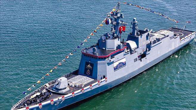 북한의 5000t급 신형 다목적구축함 최현호가 지난 25일 남포조선소에서 열린 진수식에서 모습을 드러냈다. 연합뉴스