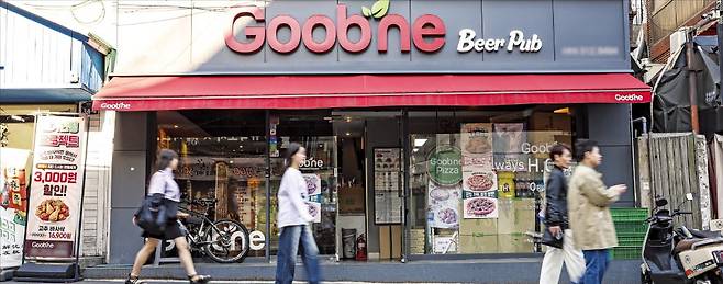 < 소송 휘말린 프랜차이즈 > 국내 프랜차이즈 가맹점주들이 ‘차액가맹금’을 돌려달라며 소송전에 뛰어들고 있다. 지난해 12월부터 굽네치킨, 배스킨라빈스, 투썸플레이스 등 10개 프랜차이즈가 소송에 휘말렸다. 27일 서울 시내의 한 굽네치킨 매장 앞을 시민들이 지나고 있다.  임형택 기자