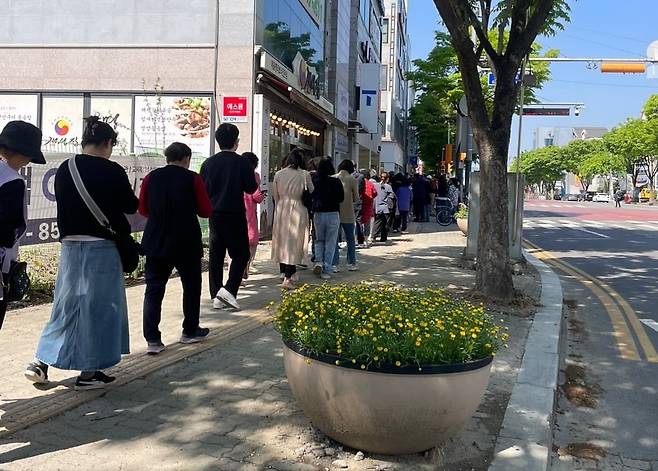 28일 오전 10시7분 충북 충주의 한 T월드 매장 앞에 유심을 교체하려는 가입자들이 대기하고 있다. 사진=독자 제공