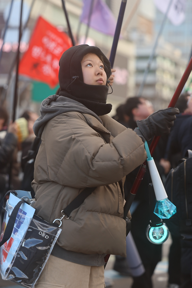 신지현씨(29)의 ‘투쟁 동료’ 한결씨(26)가 지난 1월24일 서울지하철 3호선 경복궁역 인근에서 열린 ‘윤석열 퇴진’ 집회에 참여하고 있다. 신지현씨 제공