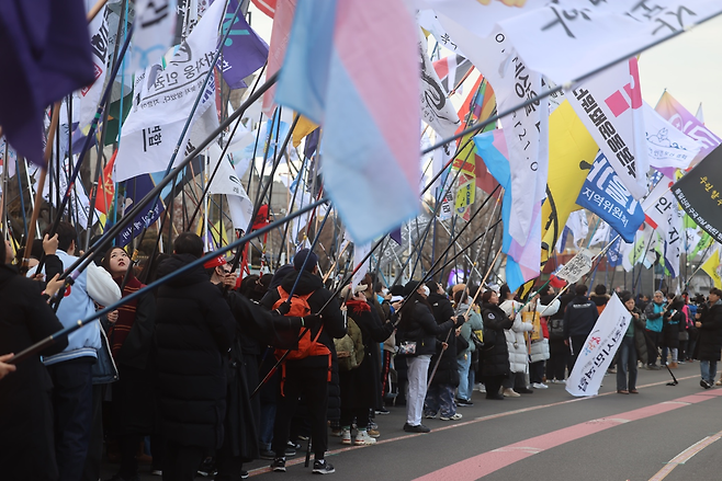 지난 1월24일 서울지하철 4호선 경복궁역 인근에서 열린 ‘깃발 행진’의 풍경. 신지현씨 제공