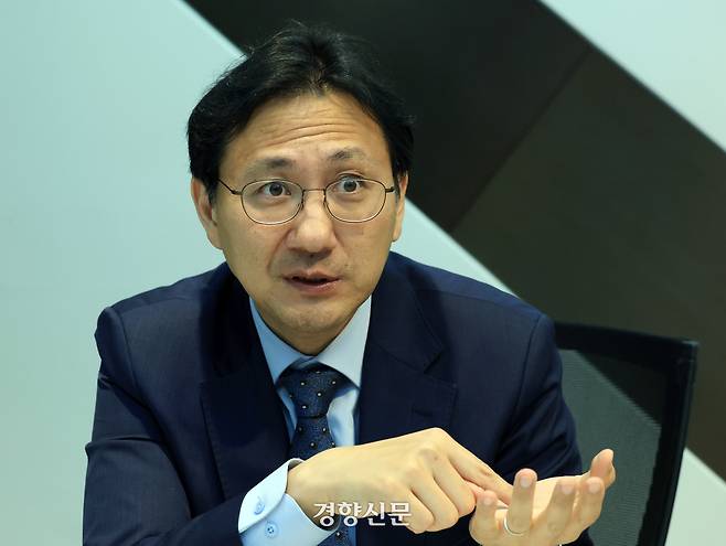 에티오피아 출신 이주노동자 아미노씨의 법률대리인인 최정규 변호사가 지난 14일 서울 서초구 사무실에서 경향신문과 인터뷰를 하고 있다. 서성일 선임기자