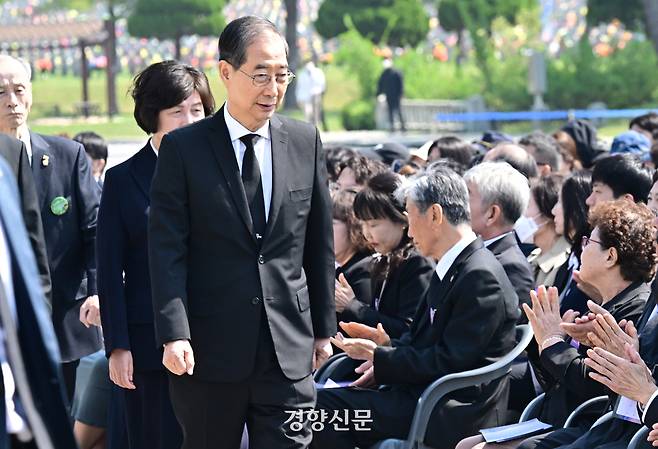 한덕수 대통령 권한대행 겸 국무총리가 25일 대전 유성구 국립대전현충원 현충광장에서 열린 제2회 순직의무군경의날 기념식에 참석하고 있다. 대통령실사진기자단