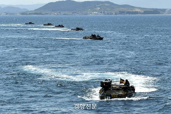 28일 포항 독석리 해안에서 진행된 해군·해병대 합동상륙훈련에서 상륙돌격장갑차(KAAV)가 해안에 상륙하고 있다. 해군·해병대 제공