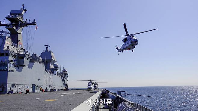 28일 포항 독석리 해안에서 진행된 해군·해병대 합동상류군련에서 상륙기동헬기 마린온(MUH-1)이 대형수송함 마라도함(LPH)에서 공중돌격을 하고 있다. 해군·해병대 제공