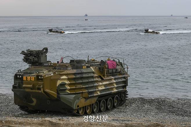 28일 포항 독석리 해안에서 진행된 해군·해병대 합동상륙훈련에서 상륙돌격장갑차(KAAV)가 해안에 상륙하고 있다. 해군·해병대 제공