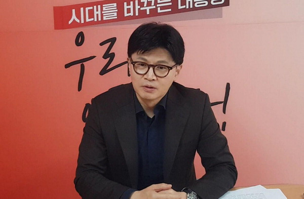 국민의힘 경선 주자인 한동훈 전 대표가 지난 27일 캠프 사무실에서 경선 승리 전략 등을 이야기하고 있다. 1973년 서울 출생인 한 전 대표는 검사 출신으로, 윤석열 정부의 법무부 장관을 지냈다.  한동훈 캠프 제공