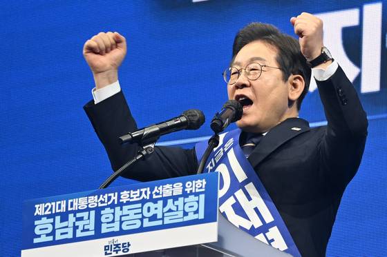 Democratic Party presidential frontrunner Lee Jae-myung on April 26 in Gwangju [JOINT PRESS CORPS]