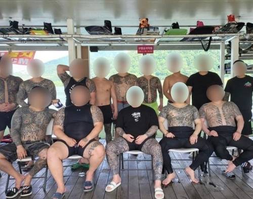 A photo of young gang members at a outdoors gathering in June last year [YONHAP]