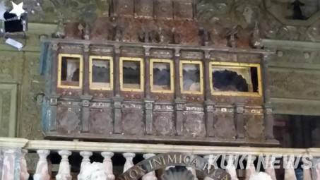 인도 고아 봉 지저스 대성당에 안치된 프란시스코 하비에르 성인의 얼굴이 크리스탈 관 사이로 보인다.&nbsp;