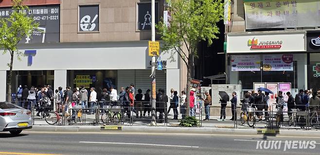 SK텔레콤 해킹사고 관련 유심교체가 이뤄진 첫날인 28일 대전시 서구 둔산로 대전시청역 인근 SKT 매장에 이른 아침부터 유심을 교체하려는 사람들이 길게 줄을 지어 서있다. T world PS&M 둔산본점(사진 위쪽)과 T world 대전시청점(사진 아래) 모습. 사진=이익훈 기자