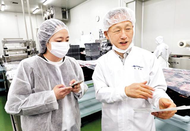 스마트팩토리 가정간편식 생산라인의 자동화 공정을 유범재 생산본부장이 설명하는 모습. 설성푸드 제공