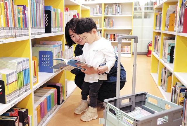 경기도 화성시 다원이음터 1층 어린이자료실에서 한 주민이 아이와 책을 고르고 있다. 다원이음터 제공