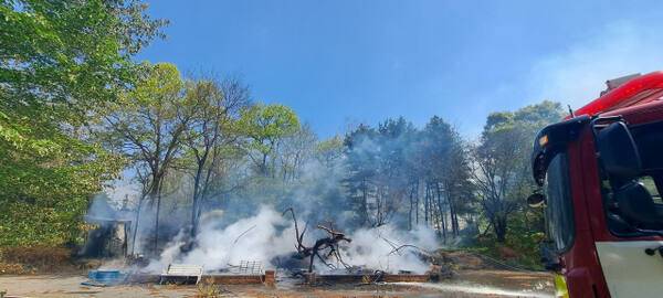 28일 오전 용인시 처인구 백암면 옥산리의 한 캠핑장 인근 부지 관상용 풍차 조형물에서 불이 나 인근 임야로 옮겨 붙고 있다. 경기도소방재난본부 제공