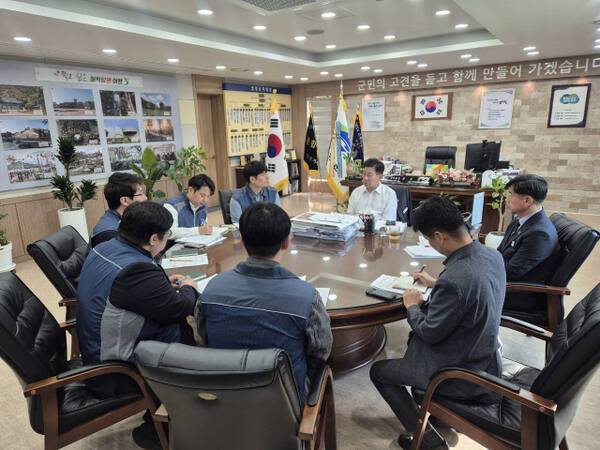 전국공무원노동조합 양평군지부(지부장 김종배)가 전진선 양평군수에게 폭행사건과 관련 엄벌을 촉구하며 대책을 논의하고 있다. 전국공무원노동조합 양평군지부 제공