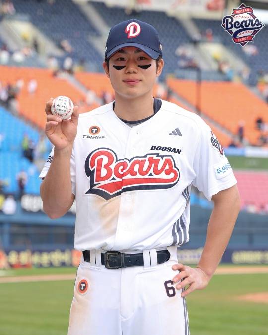 1군 첫 홈런 기념구를 들고 기념 촬영하는 오명진. 사진[연합뉴스]