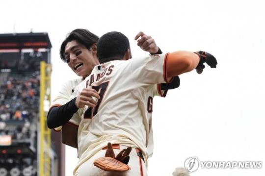 끝내기 득점한 라모스와 기쁨을 나누는 이정후(왼쪽)
