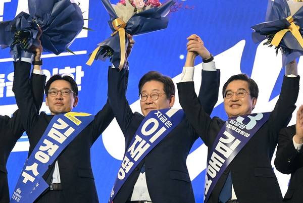 ▲더불어민주당 이재명 대선 경선 후보가 27일 경기 고양시 킨텍스에서 열린 '제21대 대통령선거 후보자 선출을 위한 수도권·강원·제주 경선 및 최종 후보자 선출 대회'에서 최종 후보로 확정된 뒤 김경수·김동연 후보와 기념 촬영하고 있다.ⓒ연합뉴스