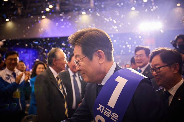 ▲이재명 더불어민주당 대통령 후보가 지난 27일 합동연설회에서 최종 대선후보로 선출된 뒤 참가자들과 인사를 나누고 있다. 사진=이재명 캠프